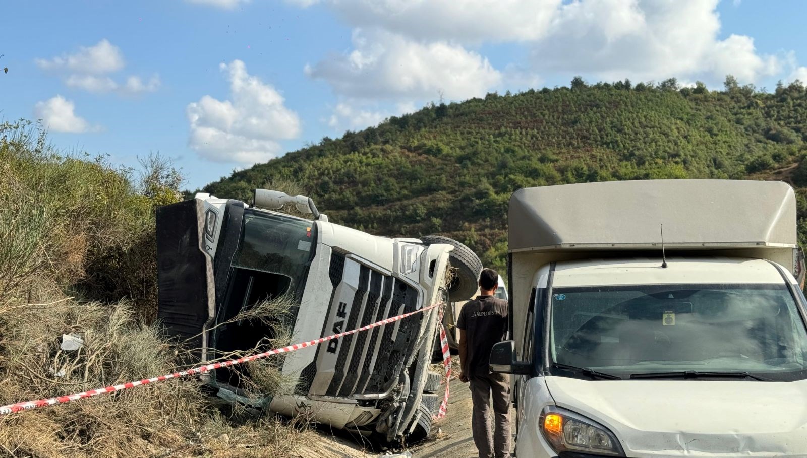 arnavutkoyde hafriyat kamyonu devrildi DxXrfxGB