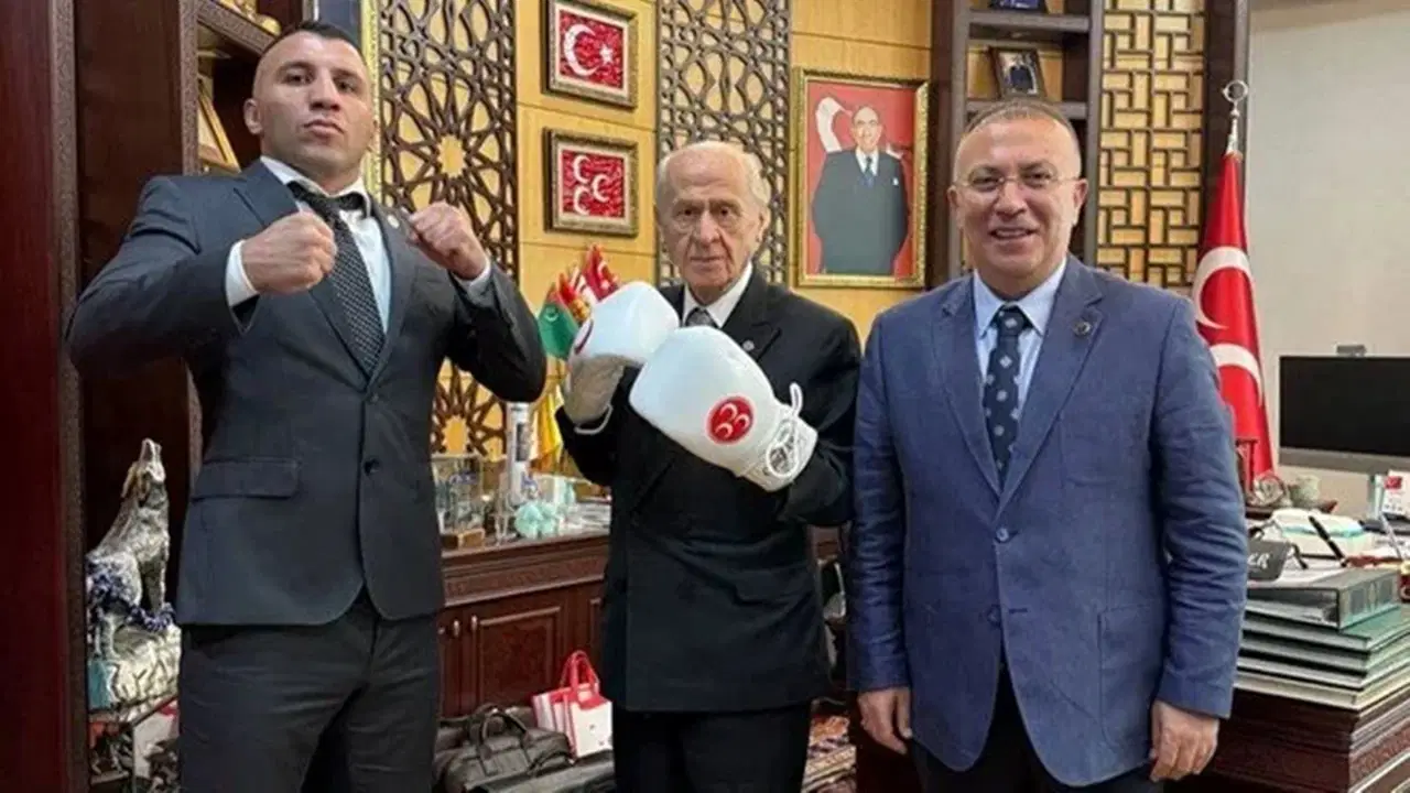 devlet bahceli boks eldivenlerini giydi B43p1Qqw