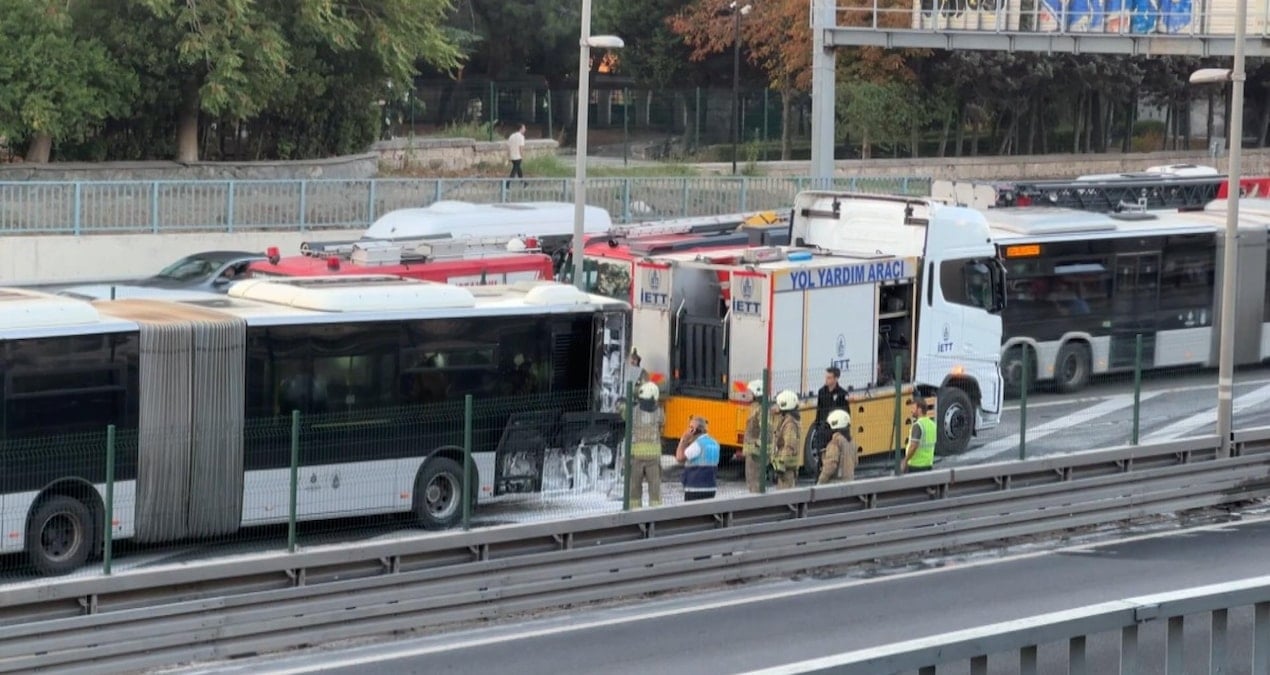 istanbulda metrobus yangini trafik yogunlugu olustu HHrevD1V