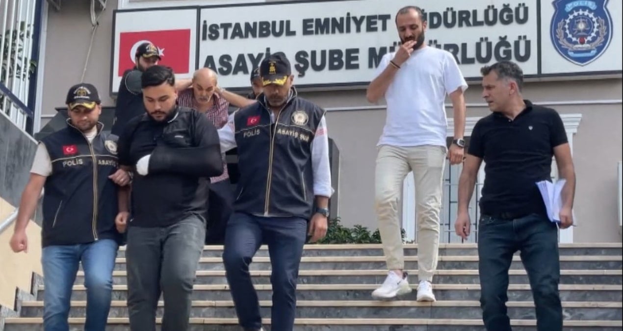 kadina siddeti engellemek isterken defalarca bicaklandi dhY5hfSj