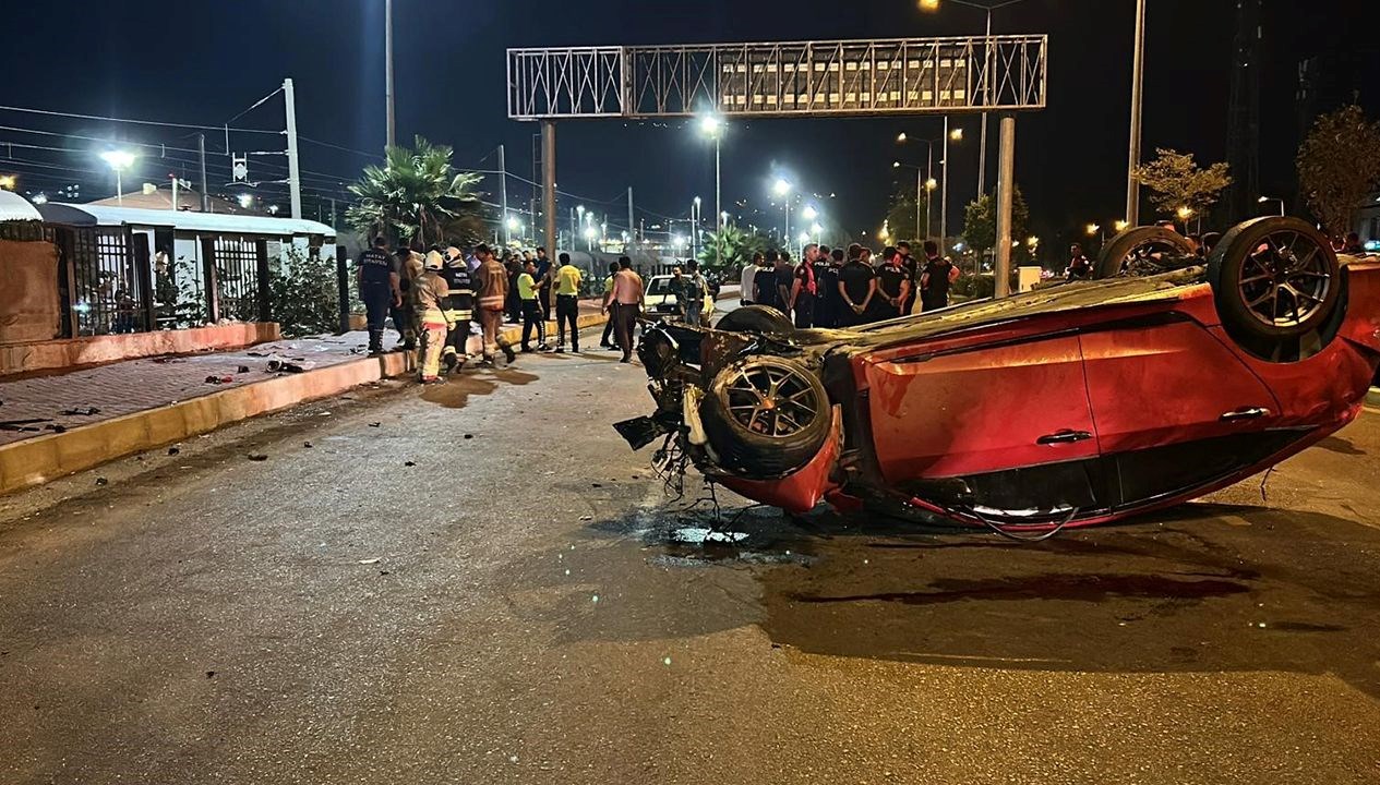 kaldirimda yuruyen yayalara carpti 3 olu 3 yarali 2C7EWGKB