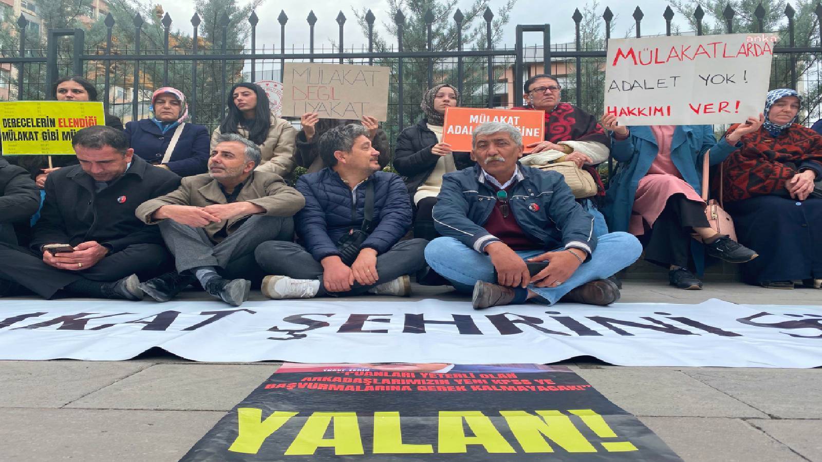 mulakat magduru ogretmenlerin aileleri ankarada herkes kendi koltugunun sevdasinda kimse ilgilenmiyor EhYiqf4S