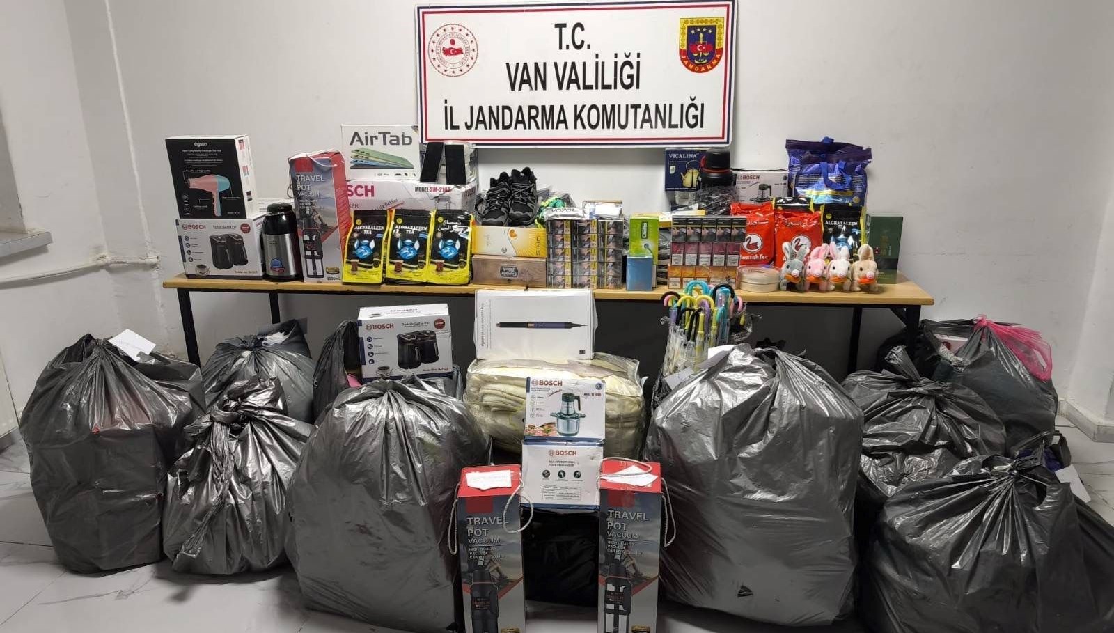 vanda gumruk kacagi malzeme ele gecirildi uRkZz9Ff.jpg