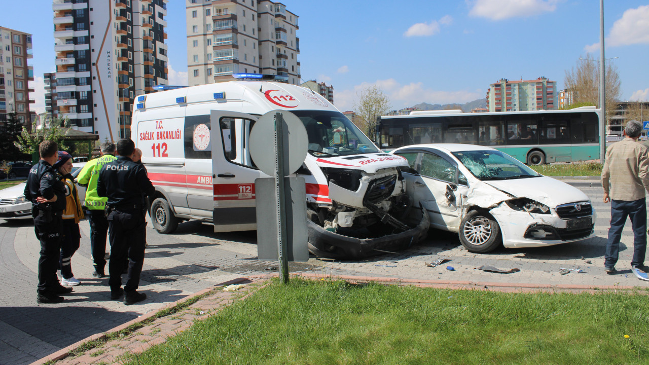 Ambulans ile Otomobil Çarpıştı: 1 Sağlık Çalışanı ve 2 Yaralı