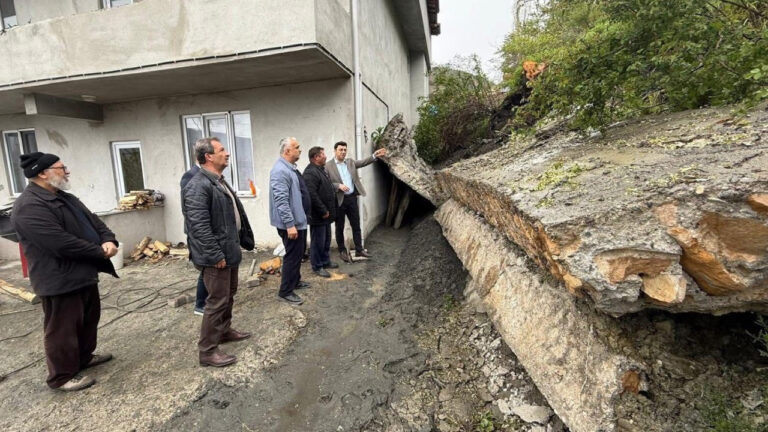 tokatta-saganak-yagis-sonrasi-toprak-kaymasi-KIDZgsP9