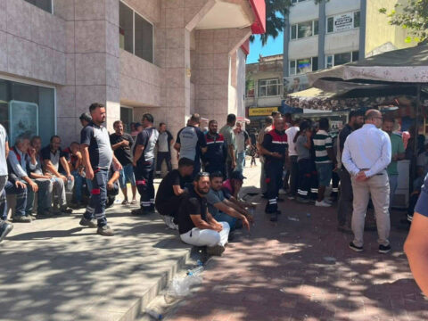 Belediye iscileri salteri indirdi haklari icin is biraktilar XbcMUgxV
